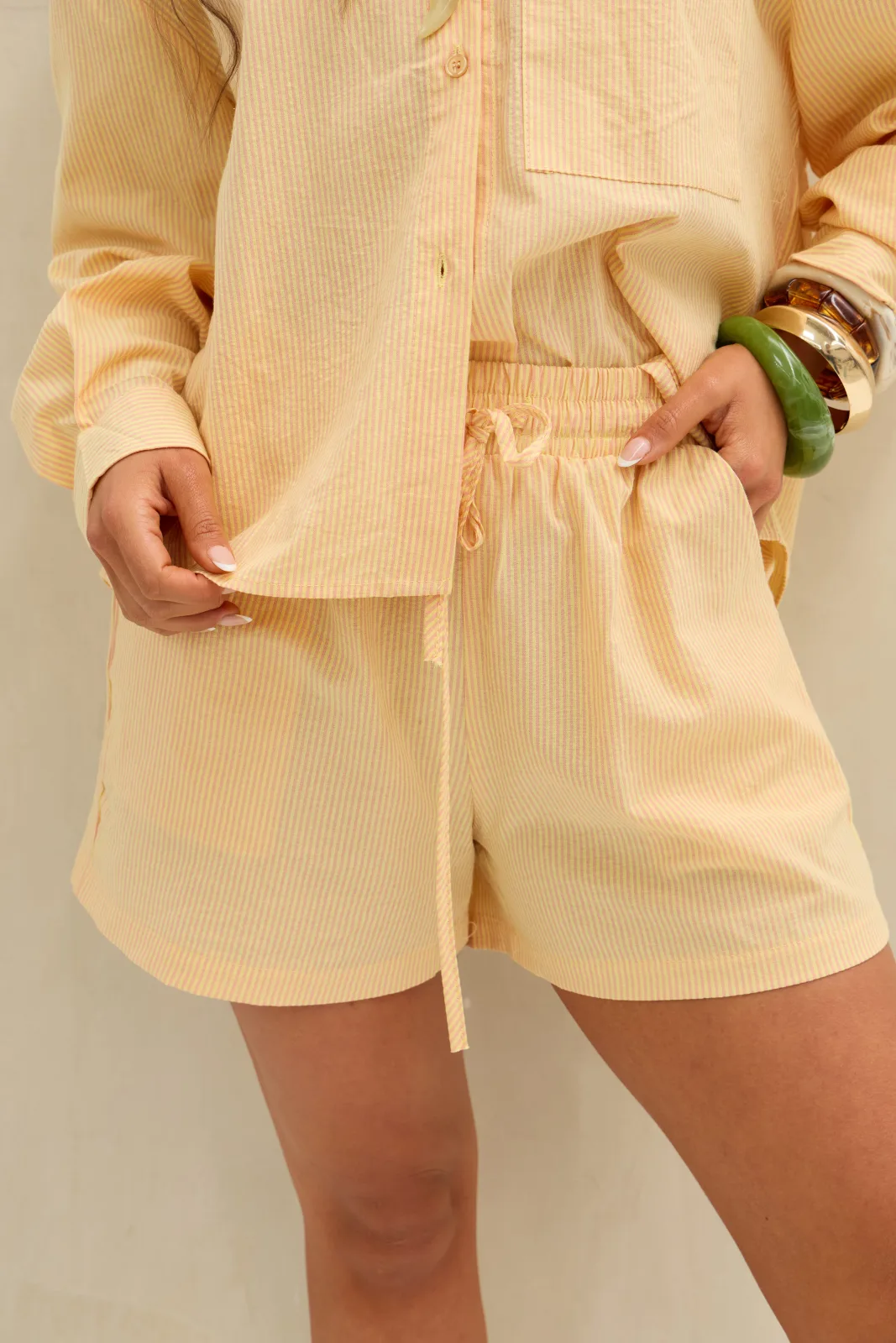 Short Rayas amarillo
