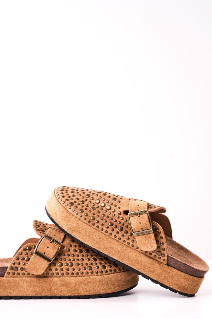 Zueco Straddy Tachas Camel - Imagen 3