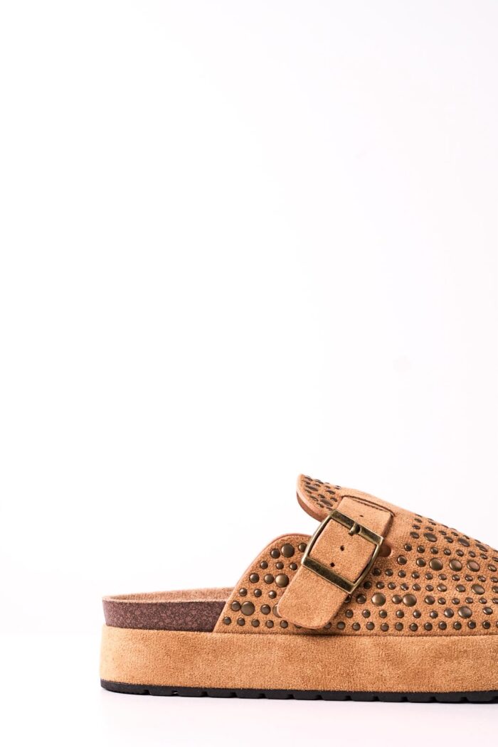 Zueco Straddy Tachas Camel - Imagen 6