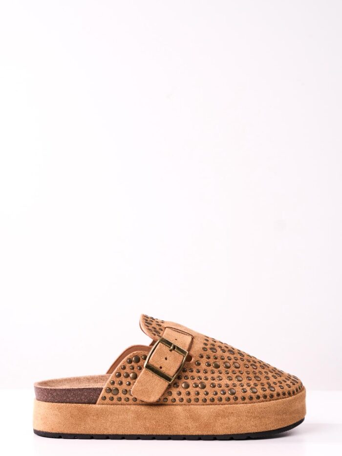 Zueco Straddy Tachas Camel