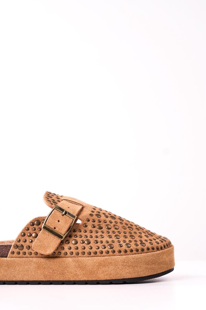 Zueco Straddy Tachas Camel - Imagen 8