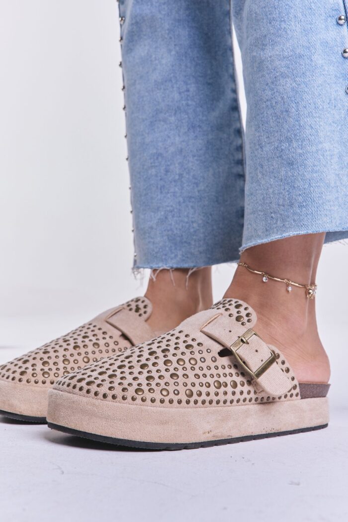 Zueco Straddy Tachas Beige - Imagen 2