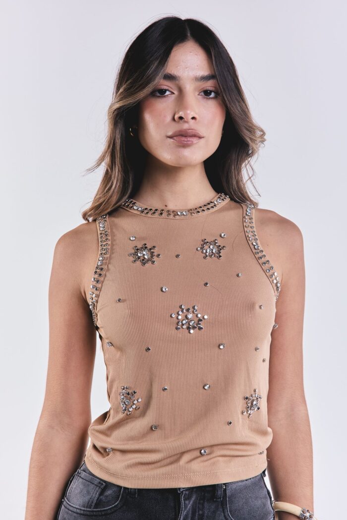 Musculosa Dripp Tachas Camel