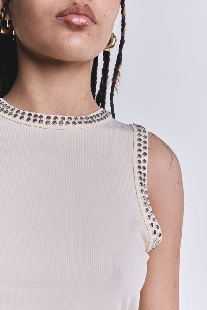 Musculosa Rogue Tachas Crudo - Imagen 2
