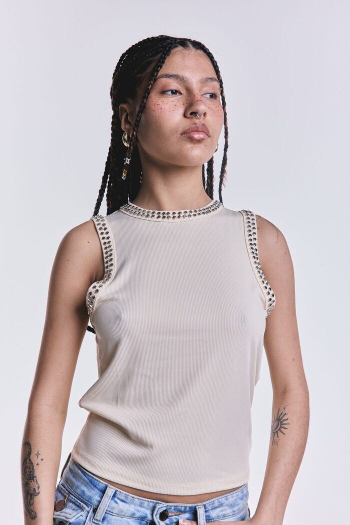 Musculosa Rogue Tachas Crudo - Imagen 3