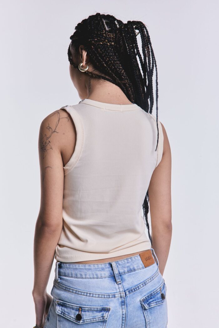 Musculosa Rogue Tachas Crudo - Imagen 4