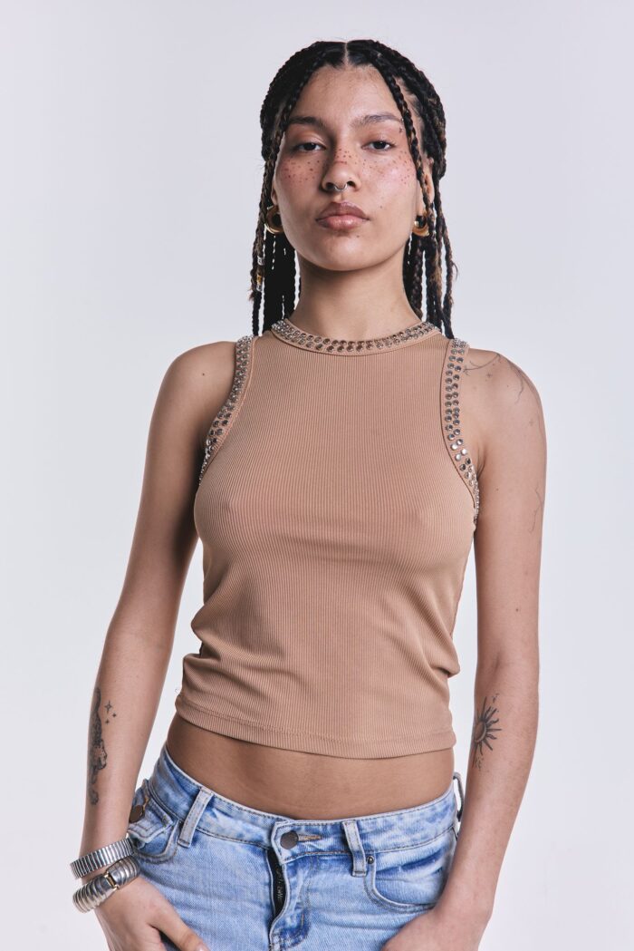Musculosa Rogue Tachas Camel - Imagen 2