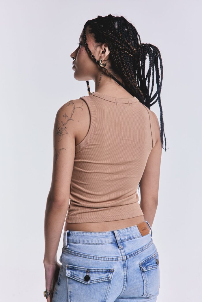 Musculosa Rogue Tachas Camel - Imagen 3
