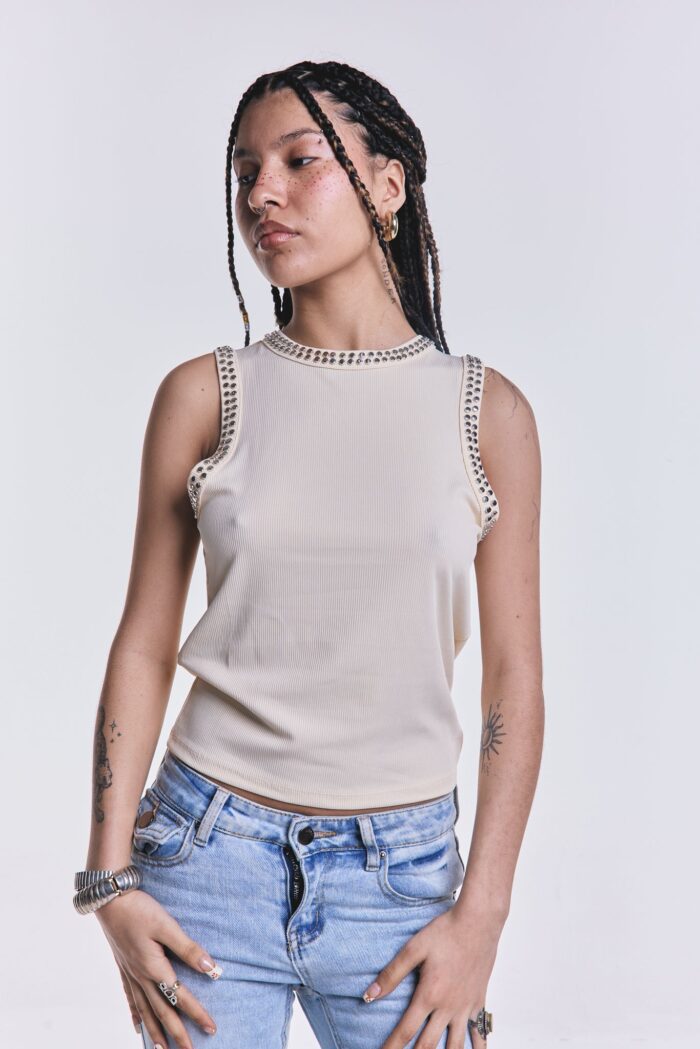 Musculosa Rogue Tachas Crudo