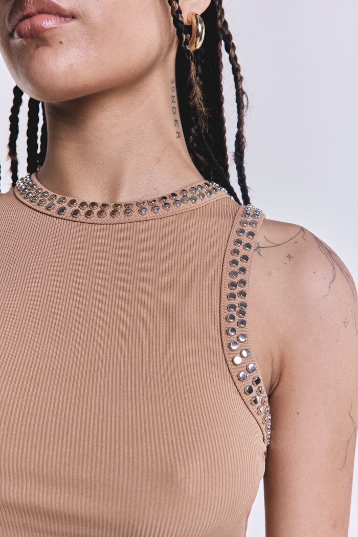 Musculosa Rogue Tachas Camel - Imagen 4