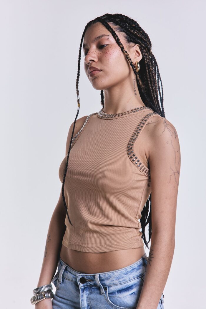 Musculosa Rogue Tachas Camel