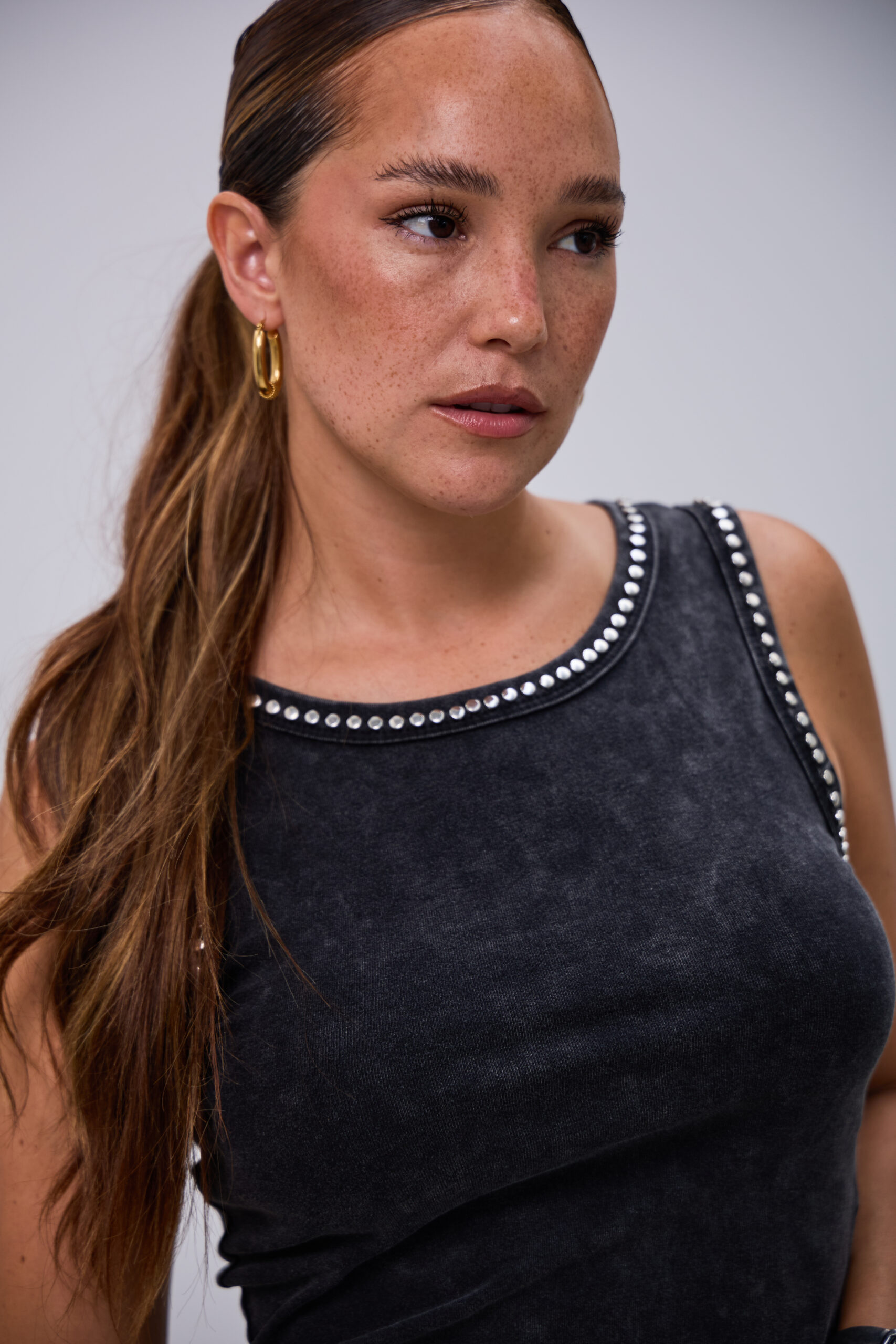 Musculosa Acid Tachas Negro L26-3310 - Imagen 3